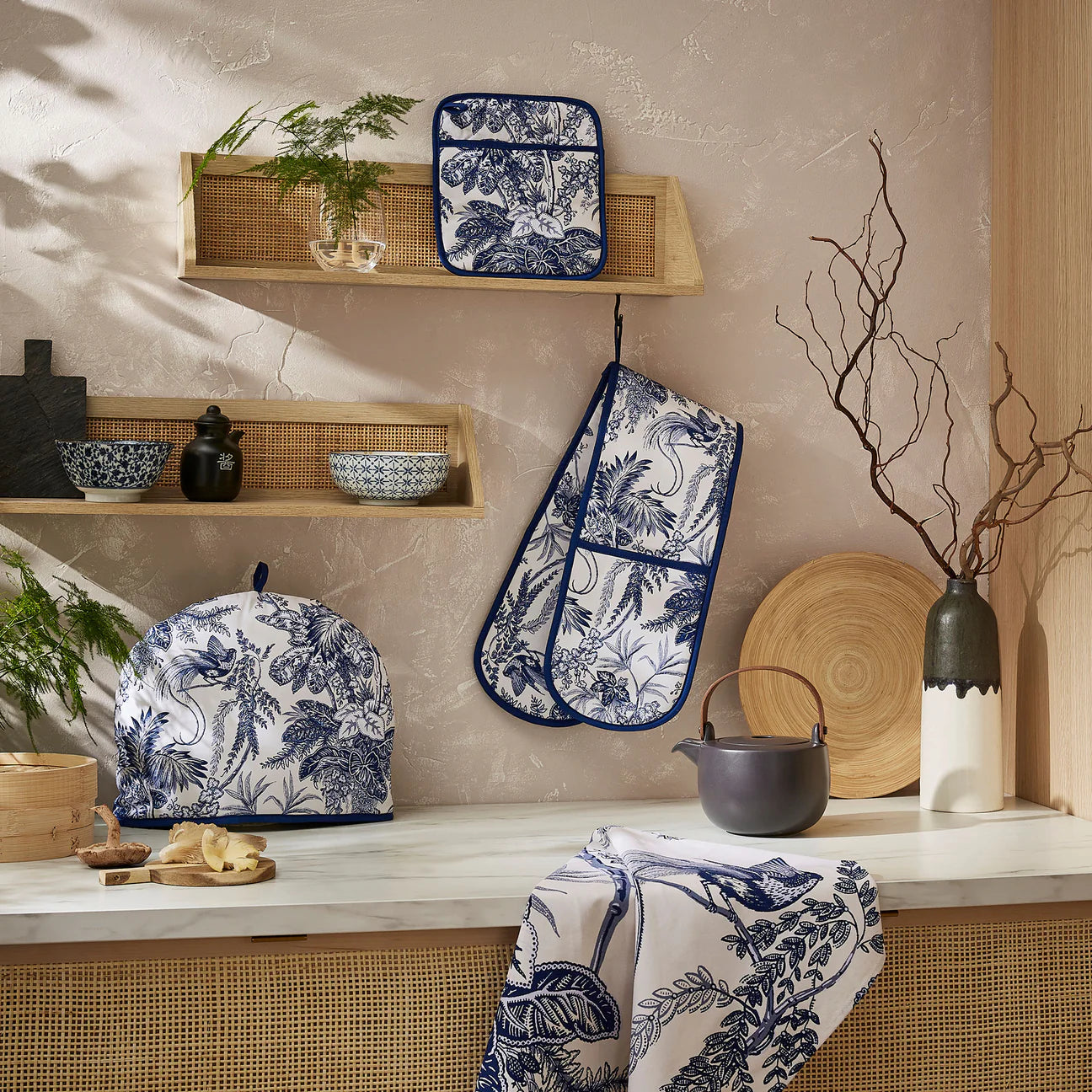 Willow Toile Tea Oven Mitt
