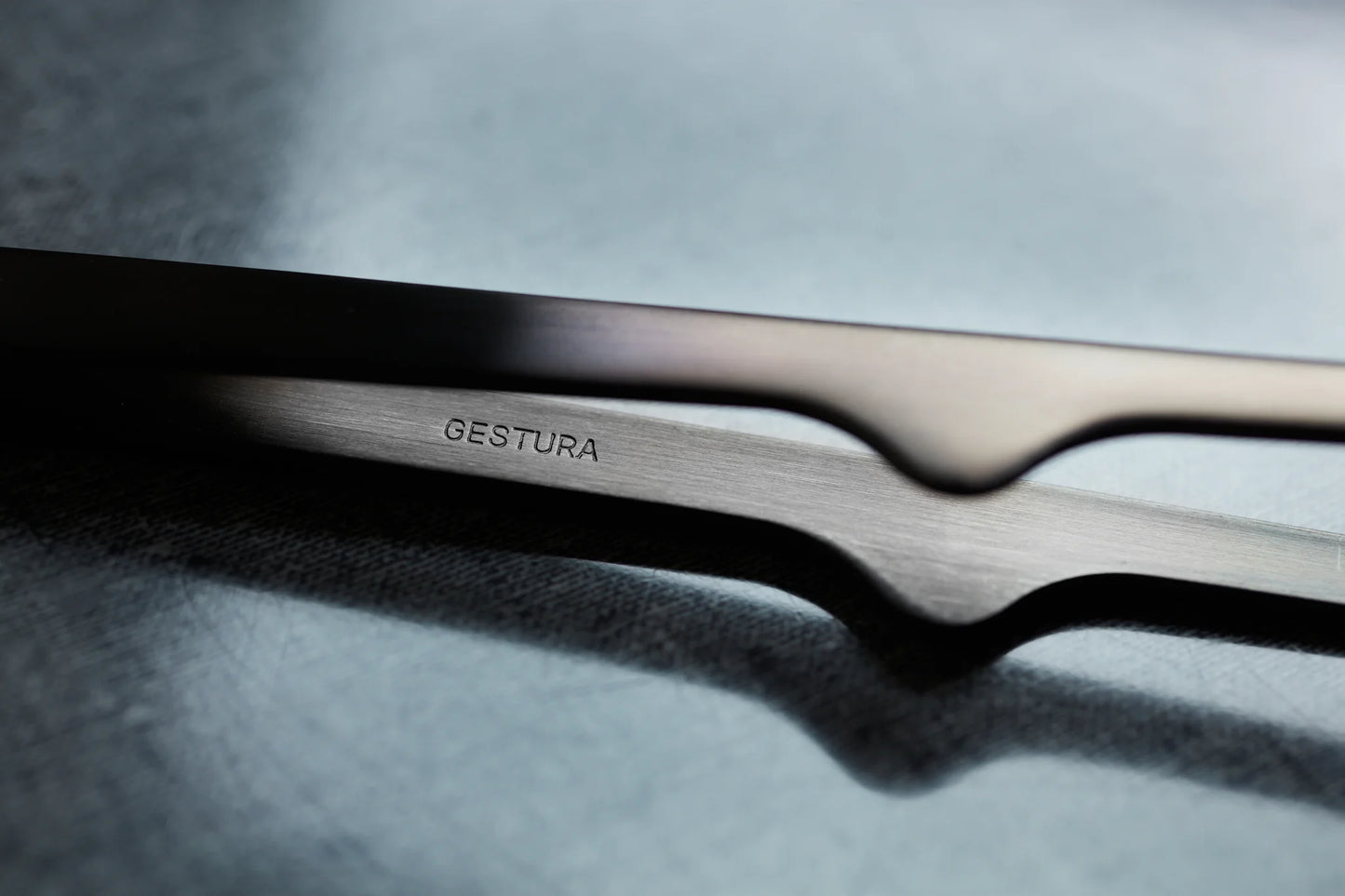 Gestura Stando Tong, Gunmetal