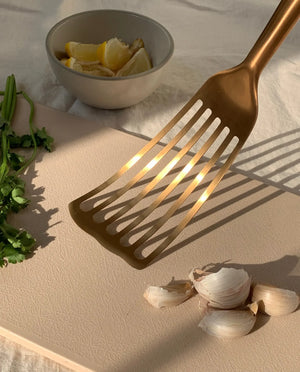 Material - The Fish Spatula