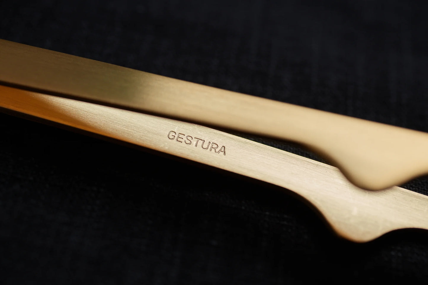 Gestura Stando Tong, Gold