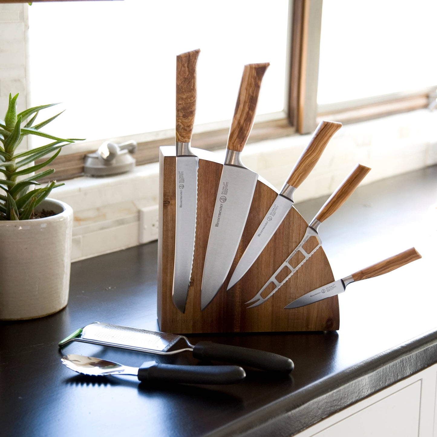 Messermeister Magnet Block Holds 10 Knives, Acacia